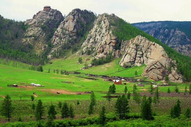 1 Day Coach Tour of Genghis Khan Statue Complex and Terelj National Park Including Lunch - The road east from Ulaanbaatar