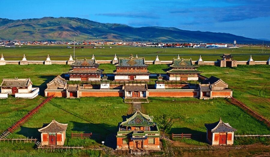 4 Day Best of Central Mongolia tour, Chinggis Khan statue - Day three: Horses in Khugnu Tarna