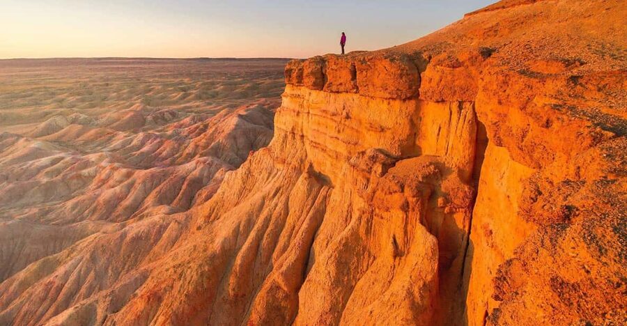 Best 6-Day Gobi Tour Discover Mongolia - Day 5: White Stupa and the route through Dundgovi