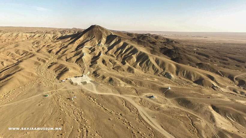 Visit Great Gobi attractions in 3 day /Full adventure - Day one: a giant khan and Baga Gazariin Chuluu